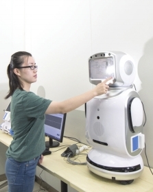 湖大学生研发智能筛查骨质疏松机器人 已进入试运营阶段